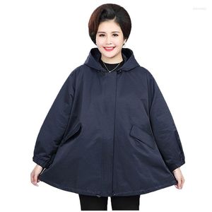 Casacos de trincheira feminina Casaco de tamanho grande mulheres Spring Autumn Capuz A-line Cape Middle Iged Female Plus Size Windbreaker 100kg pode usar KW55