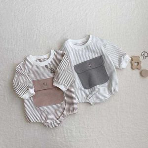 Rompers spädbarn pojke mode randig bodysuit baby stor ficka långa ärmar bomull jumpsuit flickor höst ny ankomst kläder en bit j220922