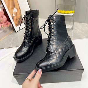 Damenstiefel Black Ankle Martin Biker klobige Plateau-Flats Combat Fashion Boot Schnürstiefeletten mit niedrigem Absatz Lederketten Schnalle Damen Luxus-Designer-Schuhe