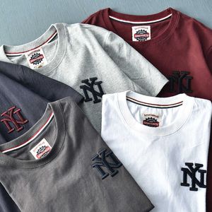 Camisetas masculinas no verão estilo americano manga curta de gola O sólido cor bordado de cor bordada de cor bordada de moda masculina simples algodão puro lavado e casual top T2221006