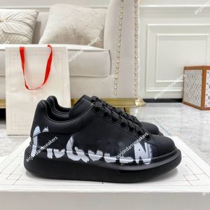 Mens Alexander Casual Shoes Boots Womens Mcqueens Graffiti Oversized Sneakers Espadrilles Luxurys Designers Trainers Flats Platform White Black Leather