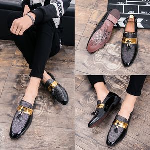 Sapatos de couro de couro com lantejamento Oxford Tassel Tassel de dedo apontado por um estribo de moda masculina Sapatos casuais formal Sapatos múltiplos tamanho 38-47