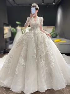 2023 Abito da ballo arabo Abiti da sposa Luxury Dubai Cristalli scintillanti Maniche lunghe Abiti da sposa Corte dei treni Gonna in tulle robes de mariee