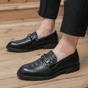 Sapatos oxford esculpidos em couro crocodilo um dedo pontado um estribo retro de luxo metal fivela masculina moda formal sapatos casuais sapatos de tamanho grande tamanho