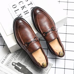 Vegane Brogue-Leder-Oxford-Schuhe, spitzer Zehenbereich, ein Steigbügel, Vintage-Luxus-Metallschnalle, Herrenmode, formelle Freizeitschuhe, Business-Schuhe, mehrere Größen 38–47