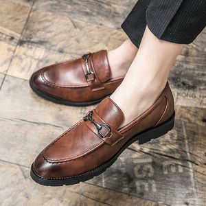 Vegane Brogue-Leder-Oxford-Schuhe, spitzer Zehenbereich, ein Steigbügel, Vintage-Luxus-Metallschnalle, Herrenmode, formelle Freizeitschuhe, Business-Schuhe, mehrere Größen 38–47