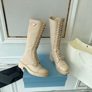 2022 New Graphy Martin Boots Черная кожаная ткань с открытыми полями, украшенная бисером, с золотыми металлическими аксессуарами, люверсами, застежкой-молнией, модная авангардная поясная коробка размера 35-40.