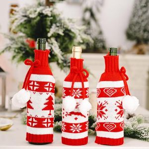 Kerstdecoraties breien dubbele balfles hoes kleding creatief rood wit sneeuwpatroon keukentafel scène decoratie