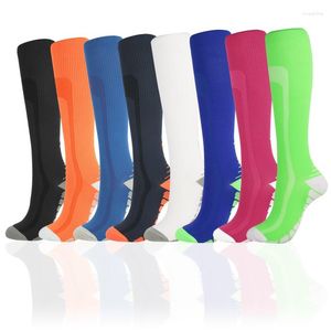 Sports Socks Män kvinnor som kör komprimering Stöd Nylon unisex utomhus racing fotboll långa tryck strumpor högt