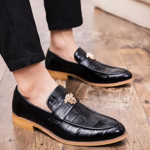 Sapatos Oxford Sapatos de Crocodilo Ponto de um estribo vintage Luxury Metal Buckle Tassel Fashion Moda Fashion Sapatos casuais Business Tamanhos grandes 38-47