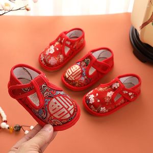Primeiros Walkers Girls Sapatos bordados 2022 crianças versáteis fofos loop de gancho vermelho estilo chinês boys mole garotos andadores
