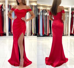 2023 Red Mermaid Bridesmaid Dresses Satin Off the Shoulder Straps Side Slit golvlängd strand bröllop gästklänningar skräddarsydd plus storlek