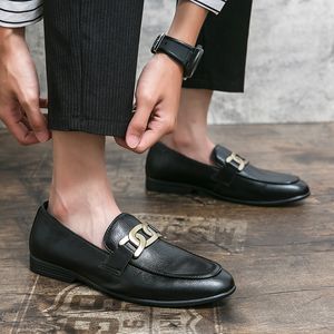 Винтажные старые оксфордские туфли заостренная металлическая пряжка на одной стремительной моде.