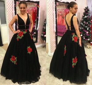 Prom 2023 Vestidos pretos V Decote com o pescoço de pescoço Custom fez uma linha Floral Applique Fliked Ruched Evening Party Vestidos Vestidos OCN Wear Pplique Estidos