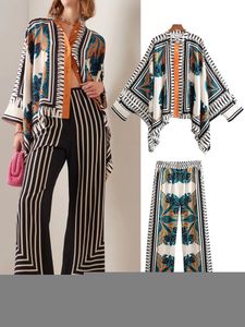 Kvinnors tvåbitar byxor Herrspårar Tfmln Women 2pcs Pants Set Summer Full Printed Overdimensionerad blus Cape Style Topps Kvinnliga Classe Clothes 221006