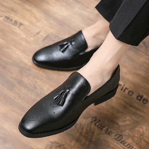 Vegane Oxford-Schuhe, spitzer Zehenbereich, Quaste, geschnitzter Schlag, Herren-Einfuß-Steigbügel, modische formelle Freizeitschuhe, verschiedene Größen 38–47