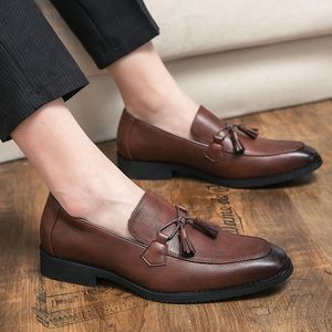 Vegane Oxford-Schuhe, spitzer Zehenbereich, Quaste, ein Steigbügel, Herrenmode, formelle Freizeitschuhe, verschiedene Größen