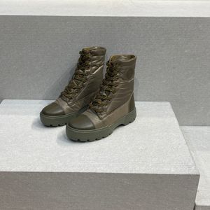 أحذية سوداء مفتوحة النسيج من الجلد المزيج مع الجبان المعدنية الذهبية سستة من المألوف الطليعة 2022