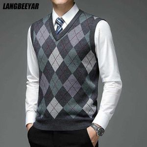 Tröjor Nya autummodedesigner märke Argyle Pullover Diamond Sweater V Neck Knit Vest Men 6% ull ärmlösa Casual Clothing Y2210