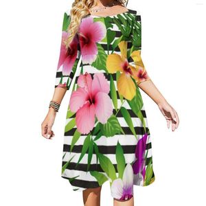 Sukienki swobodne tropikalna sukienka kwiatowa Summer Seksowne czarno -białe paski eleganckie damskie streetwear wielki pomysł na prezent