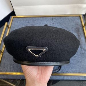 Projektant Beret Women Letter Luksusowy krawat kaszmirowy kapelusz beret cap lady na świeżym powietrzu Travel ciepły zimowy wiatrakowy czapki wakacje