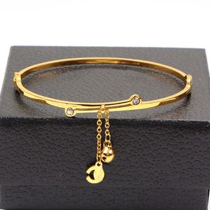 Braccialetti di design Bracciale in acciaio al titanio Gioielli di lusso piccola campana Bracciale con ciondolo a forma di cuore d'amore Chiusura con ciondolo per donna Uomo Gioielli da sposa Regali