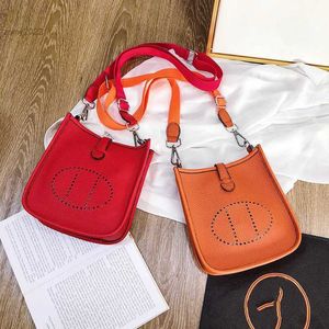 Модная маленькая сумка, женская сумка через плечо HH, новинка 2022, полая буква H, один сладкий конверт, корейская сумка-мессенджер