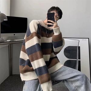 Mens tröjor Japan Style Striped Sweater Man Oneck Pullover TreeS for Men Loose Casual tröja överdimensionerad stickad par outfit Korea 221007