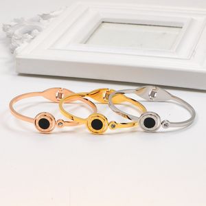 Bracciale per unghie Bracciale rigido con conchiglia Bracciale di design per donna Accessori di gioielli classici Acciaio al titanio placcato in oro Non sbiadisce mai Non allergico