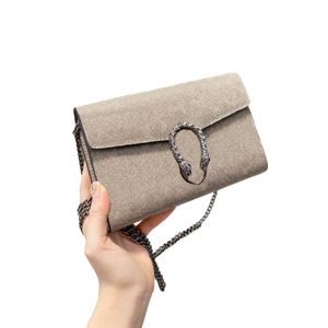 lyx kvinnor kedja handväska crossbody väska designers alfabet tryck klaff design 20 cm mode kvinna axel väskor messenger handväska tote korthållare