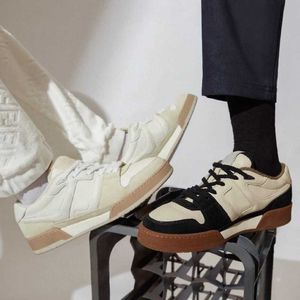 2022 Luxe ontwerper voor damesontwerpster Casual schoenen Retro Suede Beige Sports schoenen f Schokabsorberen Materiaal Pink Lage Topschoenen
