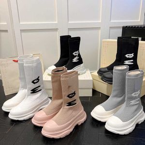 Sapatos casuais 2022 Novo estilo de tricô elástico de tricô grosso Soled High Middle Martin Fashion Fly Tito Fin Boots for Women