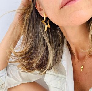 Brincos de garanhão 2022 Moda Gold Hollow Star Shape para mulheres minimalistas pequenas jóias de mulheres fofas