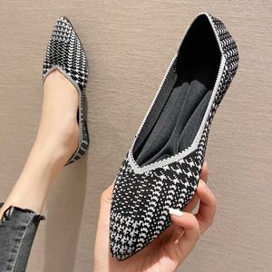 Klänning Skor Geometriskt mönster Vävda Kvinnor Skor Andas Sneakers Slip On Mjuka Damer Casual Spetsiga Loafers Kvinna Stickad Socka Balett Flats T221010