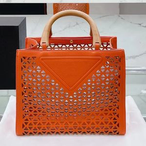 Designer Women Triangle Hollow Out Wood Handle Tote Bag Italy Milano Brand P Prossed Logo Leather Totes Handv￤skor Lady Large Shopping Handv￤ska Luxurys Designers V￤skor