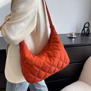 Luxury Bag Nylon Down Cotton Space vadderad axel för kvinnor Ljus hobos handväskor och plånböcker vinter