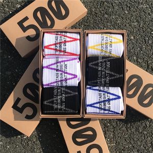 Herrensocken, 3 Paare/Box, modisch, Briefstil, männlich, Flut, Straße, Europa, Hip Hop, Skateboard, Sport, Spiel, Gezeiten, Jugend, Persönlichkeit