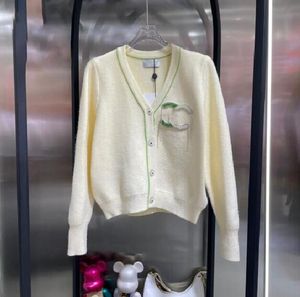 Projektantka 2023 Kurtka sweter Woman Designer Swatery Damskie Domowe szyję pasek Knitted Długie rękawowe Moda Moda Casual Knitwear Shirtsyg6V