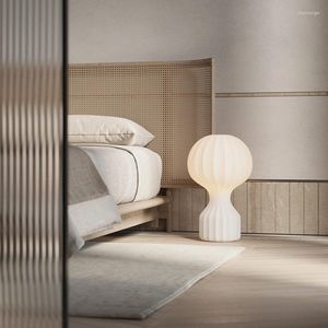 Bordslampor Italien Gatto Silk Lamp Modern Minimalist El Showroom Japanese Style Study Creative Bedroom Decoration Bedside LED LED