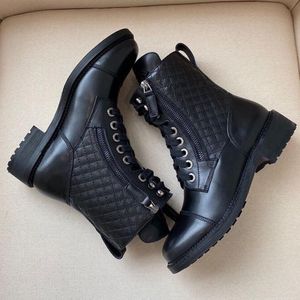 Martin Boots Knight Boot Outdoor Bootie مصمم فاخر للأزياء Cowskin Leather Lead High Level Riper Advance Adlice Admable Stepper فتحة سوداء سوداء