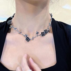 Choker Foydjew Retro Aesthetics Thai Silver Collar Rose Flowers Necklaces European American Personalized Metal Punk Jewelry