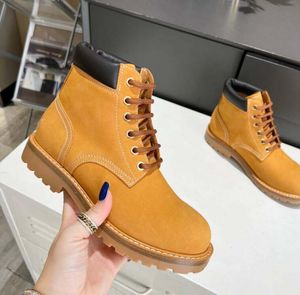 2023 Women Leather Laureate Platform Desert Boot Martin Boots Yellow Embroidered Bee Star Trail Ankle Boot Winter Shoes Heel Height with belt