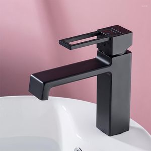 Badrumsvaskkranar bassängen kran svart färg fyrkant och kall tvättställ tvättskåp