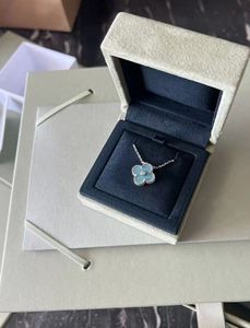 2022 Christmas Limited Edition Clover Designer Pendant Necklaces for Women Retro Vintage Sier 4 Leaf Light Blue Diamond Brand