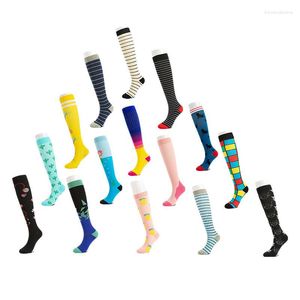 Erkek Çoraplar Renkli Tasarımcı Üreticisi Bisiklete binme Sporları Uzun Bacak Dizleri Yüksek Sıkıştırma Bakır 15-20 Mmhg Stocking