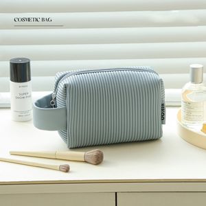 Kit da toilette da 30 pezzi da donna in PU a strisce semplici con stampa di borsa per cosmetici di grande capacità con manico