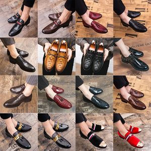 Sapatos oxford brogue luxuosos sapatos de couro pontiagudos com borlas esculpidas com strass fivela de metal de alta qualidade moda masculina formal casual sem cadarço vários tamanhos 38-47