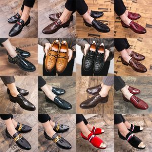 Luxury Brogue Oxford Pointed Toe Leather Shoes Rhinestone Pattern Tassel Sequin Metal Buckle High-End Men Fashion Formal Casual Slip-On Shoes Olika storlekar38-47