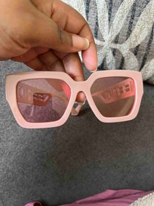 デザイナーファッション女性の夏のサングラスビーチラウンドフェイスアンドビッグフェイス2022女性用レターフレームボックス用の新しいUVプルーフメイクアップアーティファクトサングラス