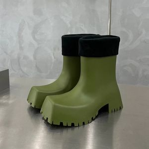 حذاء المطر الشتوي للمرأة مربعة إصبع القدم سميكة حذبة مصممة أحذية مسطحة منصة PVC المطاط القصيرة